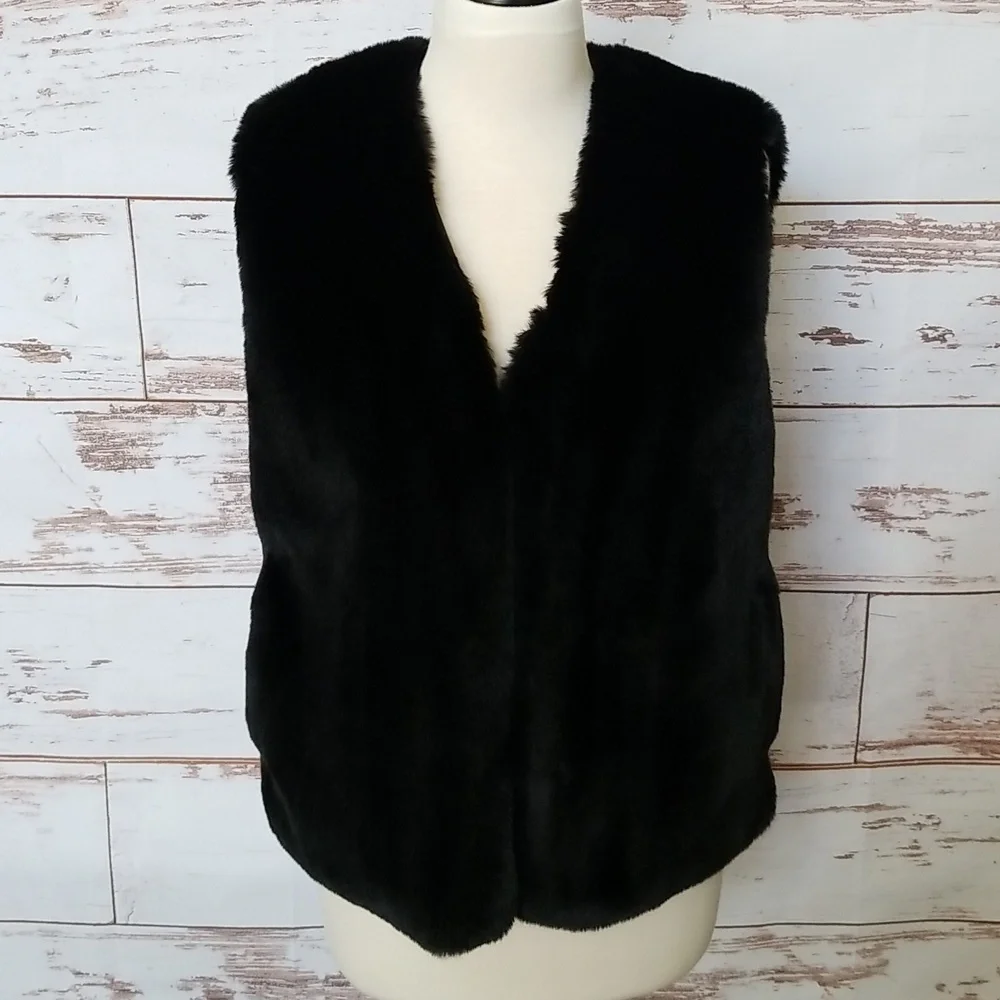 Caracilia Short Faux Fur Vest - Picture 4 of 14